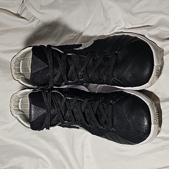 GENTLY USED - 2015 Nike Women's Air Zoom Hyperdunk - Black/Silver - Size 11 - Picture 3 of 13